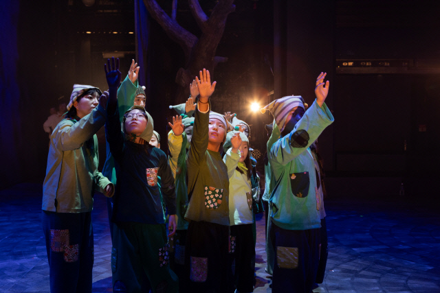 지난해 12월20일 서울 마포구 서강대학교 메리홀 대극장에서 '다시 만나는 세상' 통합공연에서 단원들이 연기를 하고 있다. 한국문화예술교육진흥원 제공